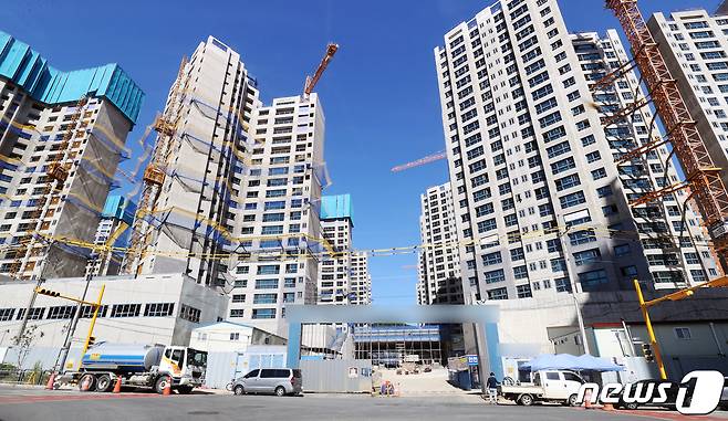 김포 장릉 인근에 짓는 검단신도시 아파트의 모습. © 뉴스1