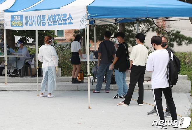 30일 충남 아산 순천향대학교에 마련된 외국인선별진료소에서 외국인 학생들이 신종 코로나바이러스 감염증(코로나19) 검사를 받고 있다. 2021.8.30/뉴스1 © News1 김기태 기자