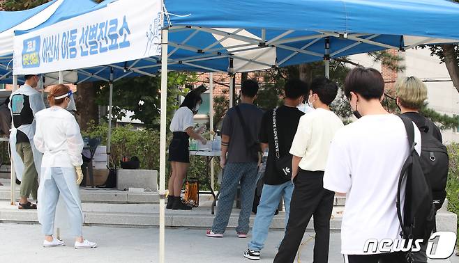 30일 충남 아산 순천향대학교에 마련된 외국인선별진료소에서 외국인 학생들이 신종 코로나바이러스 감염증(코로나19) 검사를 받고 있다. 2021.8.30/뉴스1 © News1 김기태 기자