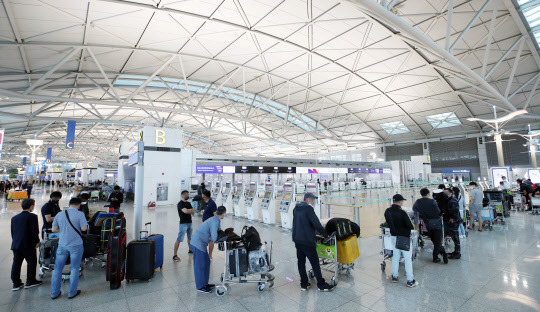 지난달 29일 영종도 인천국제공항 제1여객터미널 출국장의 모습. <연합뉴스>