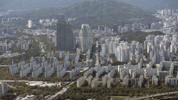 서울 송파구 롯데월드 서울스카이에서 바라본 강남구 아파트단지. 뉴스1