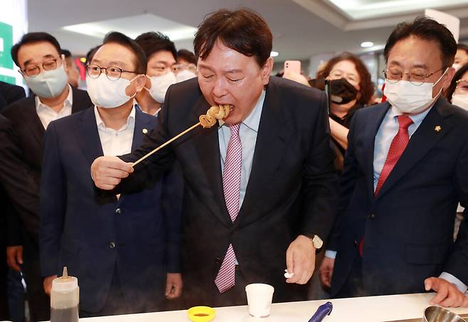 대선출마 후 두번째 부산을 방문한 국민의힘 윤석열 대선 경선 후보가 4일 부산진구 서면 지하상가를 방문해 부산 어묵을 맛보고 있다. 연합뉴스