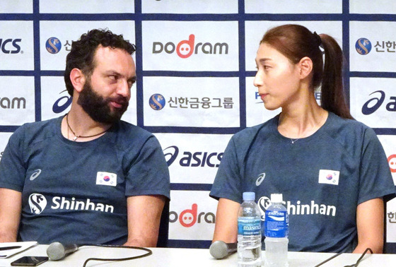 라바니리 감독과 김연경. [연합뉴스]