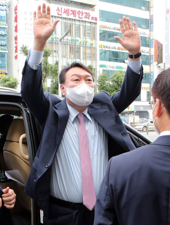 부산 찾은 윤석열 대선출마 후 두번째 부산을 방문한 국민의힘 윤석열 대선 경선 후보가 4일 부산진구 서면을 방문해 환호하는 지지자들에게 손들어 인사하고 있다. 송봉근 기자