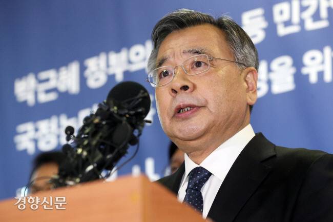 박영수 특별검사가 2017년 3월6일 오후 서울 강남구 대치동 특검사무실에서 ‘박근혜·최순실 국정농단 사건’에 대한 수사결과를 발표하고 있다. 김기남 기자 kknphoto@kyunghyang.com