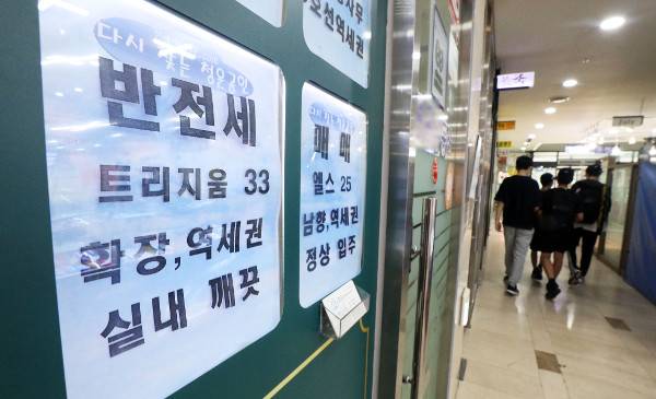 국토교통부가 국회에 제출한 자료에 따르면 지난 7월 서울시 전체 주택 거래 중 보증금을 승계한 임대 목적의 이른바 ‘갭투자’ 매매는 약 42%로, 4년새 3배 가까이 증가했다. 사진은 3일 서울 송파구의 한 상가 부동산 중개업소들에 반전세, 매매 등 각종 안내문이 부착돼 있는 모습. 뉴시스