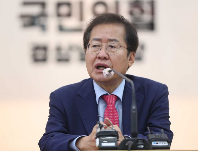 홍준표 국민의힘 의원이 4일 경남 창원의 경남도당에서 열린 'jp희망캠프 경남선대위 임명장 수여식'에서 발언하고 있다. 연합뉴스