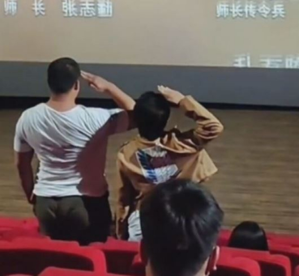 영화가 끝났는데도 자리를 뜨지 않고 거수경례를 하고 있는 중국인 관객들/웨이보 캡처