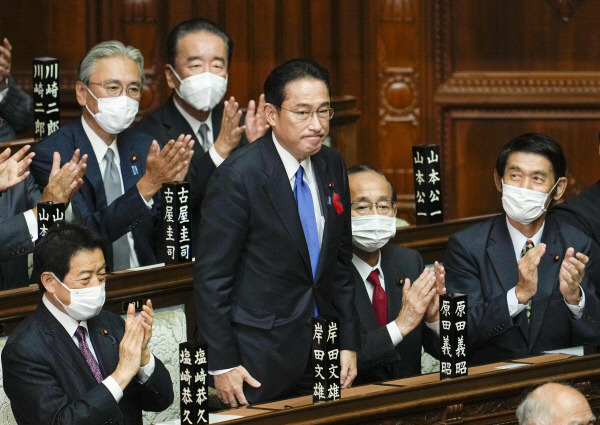 4일 의회에서 일본의 새 총리로 정식 선출된 기시다 후미오 자민당 총재가 의원들의 박수를 받으며 인사하고 있다. EPA 연합뉴스