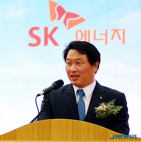 [울산=뉴시스]지난 2007년 9월7일 SK에너지 울산공장 본관앞 잔디밭에서 열린 'Green Energy'' 제조시설 종합준공식에서 최태원 회장이 축사를 하고 있다.(뉴시스 DB)