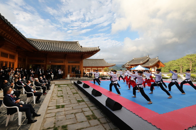 [무주=뉴시스] 한훈 기자 = 20일 전북 무주군에 따르면 세계태권도연맹이 주최·주관한 '2021 스포츠태권도 국제 융합 콘퍼런스'가 지난 18일부터 이날까지 태권도원의 상징지구에서 열렸다.(사진=무주군 제공).2021.06.20.  photo@newsis.com *재판매 및 DB 금지