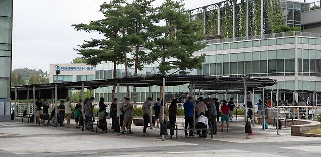 4일 오후 서울 마포구 보건소에 마련된 신종 코로나바이러스 감염증(코로나19) 선별진료소를 찾은 시민들이 검체검사를 받기 위해 줄을 서 있다. 뉴스1