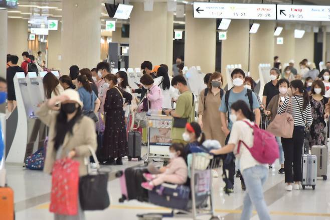 연휴 마지막 날인 4일 오전 제주국제공항 출발층이 여행객들로 붐비고 있다. (사진=연합뉴스)