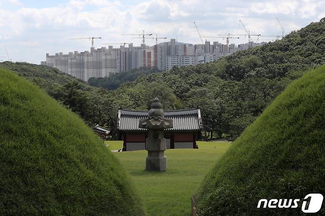 23일 경기도 김포시 풍무동 장릉(사적 제202호)에서 인천 서구 검단신도시에 짓고 있는 아파트 단지가 보이고 있다. © News1 DB 박세연 기자