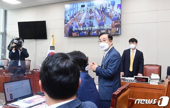 5일 오전 서울 여의도 국회에서 열린 과학기술정보방송통신위원회의 방송통신위원회에 대한 국정감사가 중지되자 국민의힘 간사인 박성중 의원이 소속 의원들과 대화하고 있다. 2021.10.5/뉴스1 © News1 구윤성 기자