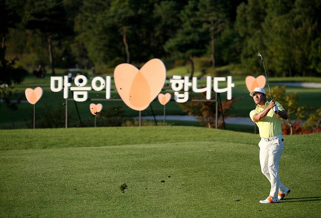 1라운드 18번 홀에서 웨지샷하고 있는 최호성. 사진제공=스포티즌