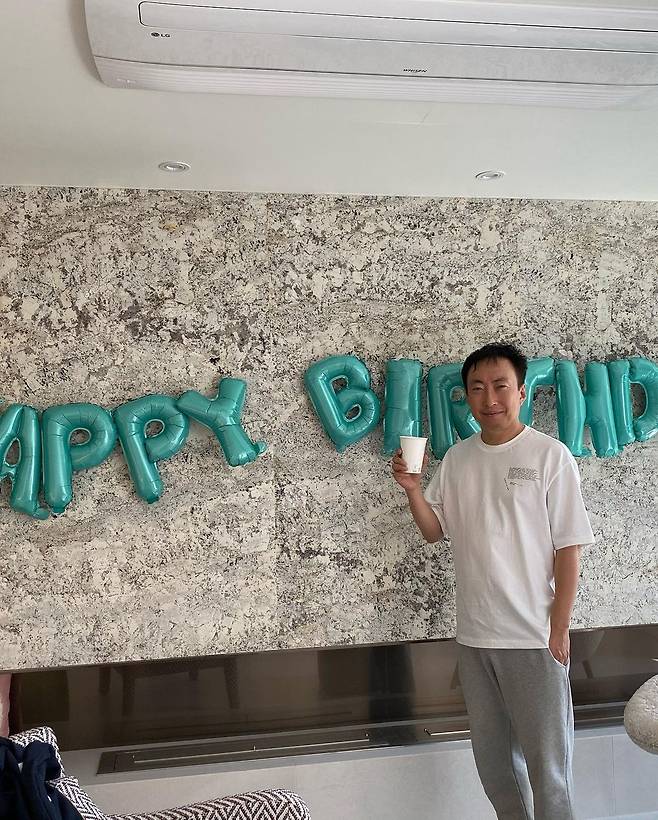 The comedian Park Myeong-su wife and doctor Han Soo-min cheered her husbands new song announcement.Park Myeong-su wife Han Soo-min said on her 5th day in her instagram, My husbands birthday new ballad new song movie shoot.My best friend, Dr. 1 in Korea, has been a violinist, Minseo Beefs brother genius cellist, 11-year-old Soyul, and my brother, piano teacher In Kyung, who was so happy. The photo shows Park Myeong-su and Han Su-min smiling brightly with each other tightly embraced.Even in the 14th year of marriage, Park Myeong-su, who is still as affectionate as a lover, envies the appearance of Han Su-min.In another photo, Park Myeong-su posed with a pleasant smile in front of the HAPPY BIRTHDAY balloon decoration.A photo of Park Myeong-sus new music video has also been released, with the eye-catching image of Park Myeong-su, who is enthusiastic among the instrumentalists.Han Su-min said, The lyrics were written by actor Park Bo-young. Its not my husbands song. Sensibility is Lee Seung-chul. Composition is Park Myong-su, Yoo Jae-hwan.You can expect it, he said.Park Myeong-su said on the 4th that he had been expecting a new music video and said, It will be released in early November. Please expect a ballad in 14 years.Meanwhile, Park Myeong-su and Han Su-min married in 2008, and have a daughter, Min-seo Yang.