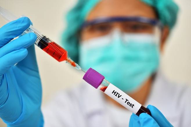 코로나19 유행 장기화로 보건소에서 익명 검사가 힘들어지며 HIV 신규 감염 신고 건수가 감소했다. HIV를 조기에 진단하고 치료하기 힘들어지는 데다, HIV 환자는 백신을 맞아도 코로나19 감염에 취약하다는 연구결과가 나왔다. 코로나19 사각지대에서 HIV가 은밀히 확산되고, 면역저하로 인한 코로나19 중환자가 늘어날 위험이 있다. 게티이미지뱅크 제공