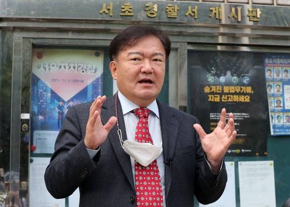 서울 강남역 일대에서 지난 1년간 부정선거를 주장하며 불법집회를 이어온 4·15부정선거국민투쟁본부(국투본) 대표인 민경욱 전 미래통합당 의원이 5일 오전 집시법과 감염병예방법 위반 혐의로 경찰 조사를 받기위해 서초구 서초경찰서 앞에서 출석 전 발언을 하고 있다./사진=뉴스1화상