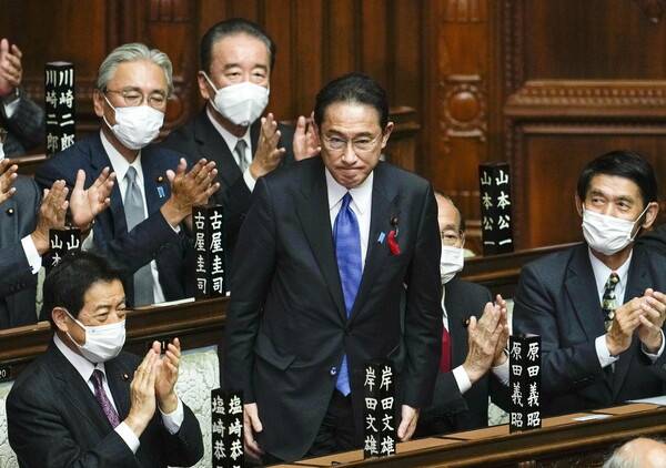 기시다 후미오(가운데) 일본 자민당 총재가 4일 도쿄 국회의사당에서 열린 총리 지명 선거에서 새 총리로 선출된 뒤 축하 박수를 받고 있다. 도쿄/EPA 연합뉴스