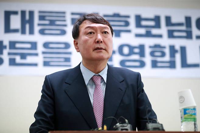 국민의힘 대선 주자인 윤석열 전 검찰총장이 4일 부산 사상구 당협위원회 사무실을 찾아 인사말을 하고 있다. 연합뉴스