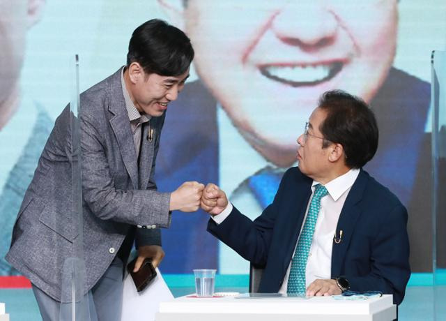 국민의힘 대선주자인 하태경(왼쪽)·홍준표 의원이 지난달 23일 오후 서울 강서구 ASSA 스튜디오에서 열린 국민의힘 대선 경선 2차 TV토론회에 앞서 인사를 나누고 있다. 국회사진기자단