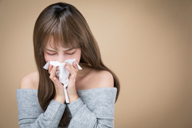 가래는 삼킨다고 해서 큰 건강상의 문제를 일으키지 않는다./사진=클립아트코리아