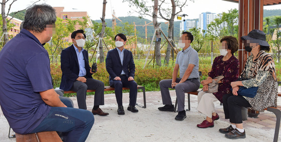 안철수 국민의당 대표가 5일 경기 성남 대장동 일대를 방문해 원주민 대책위원회와 간담회를 하고 있다. [사진=국회사진기자단]