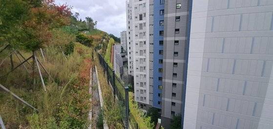 옹벽 높이에서 본 아파트 모습. 옹벽이 가파르게 조성돼 있고 아파트 동과도 가깝다. 함종선 기자