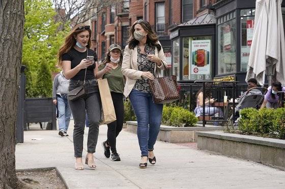 미국 보스턴 뉴베리는 패션을 주도하는 거리다. 선큰가든을 활용해 1층과 지하1층 모두 상점이 들어차 걸으면서 다양한 경험을 할 수 있다. 사진은 지난 2월의 모습이다. AP=연합뉴스