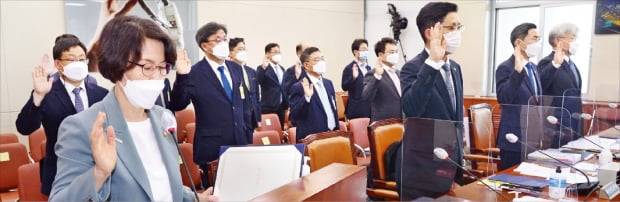 임혜숙 과학기술정보통신부 장관(앞줄 왼쪽)과 과기정통부 등의 관계자들이 지난 1일 국회에서 열린 과학기술정보방송통신위원회 국정감사에서 증인 선서를 하고 있다.   연합뉴스