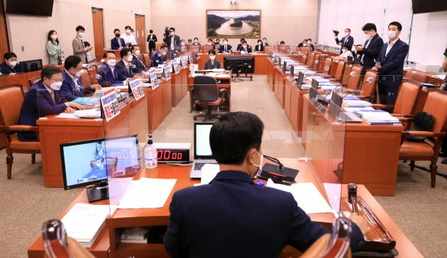 5일 국회 농해수위의 농림축산식품부 국정감사에서 민주당 의원들이 불참한 가운데 김태흠 위원장이 개회 선언을 하고 있다.국회사진기자단