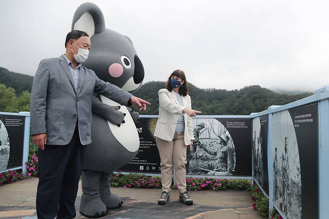 Caption: Gapyeong Mayor Kim Seong-ki (left) and Australian Ambassador Catherine Raper unveil the Australian Garden of Friendship in Gapyeong, Gyeonggi Province, Thursday. (Australian Embassy in Seoul)