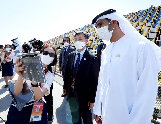 Yu Jeoung-yeol, center, commissioner general of the Korea Pavilion and president and CEO of Kotra, and Thani Al Zeyoudi, minister of State for Foreign Trade of the United Arab Emirates, experience artificial reality technology during a tour of the Korea Pavilion on Oct. 1. [KOREA TRADE-INVESTMENT PROMOTION AGENCY]