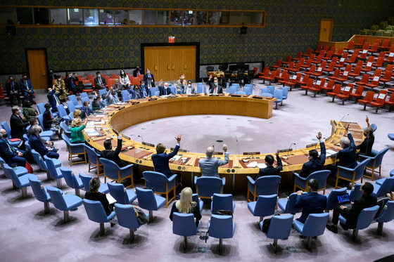 Representatives of the United Nations Security Council raise their hands to vote in favor of a draft resolution at the UN headquarters in New York on Sept. 30. [LOEY FELIPE/XINHUA/YONHAP]