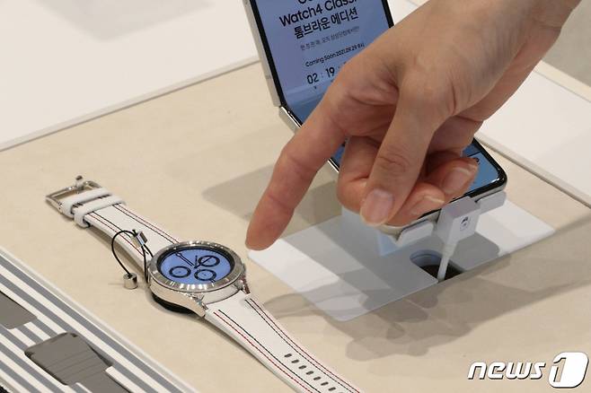 (서울=뉴스1) 성동훈 기자 = 26일 오후 서울 마포구 디지털프라자 홍대본점에 진열된 갤럭시 워치4 톰브라운 에디션.   삼성전자는 패션 브랜드 톰브라운과 협업한 ‘갤럭시 워치4 클래식 톰브라운 에디션’을 온라인 추첨 방식으로 한정 판매한다고 23일 밝혔다. 응모는 오는 29일 오전 9시부터 오후 6시까지 삼성전자 홈페이지에서 진행할 수 있으며, 당첨자 발표는 30일이다. 가격은 95만원이다. 2021.9.26/뉴스1