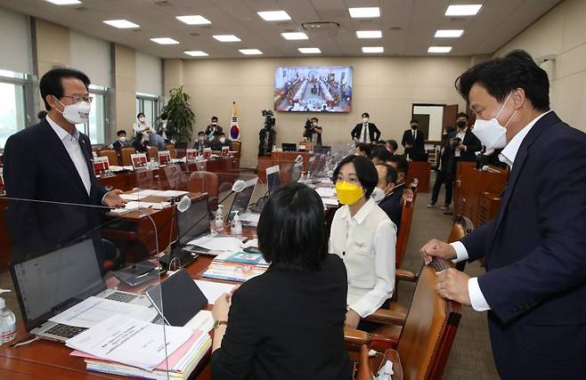 5일 오전 서울 여의도 국회에서 기획재정위원회의 기획재정부 국정감사를 앞두고 김영진 더불어민주당 간사와 류성걸 국민의힘 간사가 장혜영 정의당 의원 용혜인 기본소득당 의원에게 국감 개의가 지연되는 이유를 설명하고 있다. / 사진제공=뉴시스