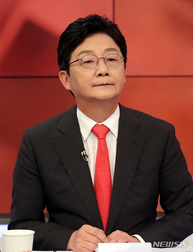 [서울=뉴시스] 국회사진기자단 = 유승민 국민의힘 대선 경선 예비후보가 1일 서울 중구 매경미디어센터에서 열린 대선 경선 5차 방송토론회 준비를 하고 있다. 2021.10.01. photo@newsis.com