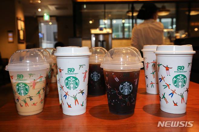 [서울=뉴시스] 권창회 기자 = 28일 오전 서울 중구 스타벅스 프레스센터점에 리유저블 컵에 담긴 커피가 놓여있다. ‘리유저블 컵 데이’는 스타벅스 50주년과 세계 커피의 날(10월 1일)을 기념해 진행되는 캠페인이다. 일회용 컵 사용 절감에 대한 친환경 메시지를 전달하기 위해 기획됐다. 2021.09.28. kch0523@newsis.com