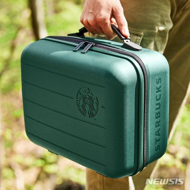 [세종=뉴시스] 스타벅스에서 사은품으로 지급했던 서머 레디 백. (사진=스타벅스코리아 제공)