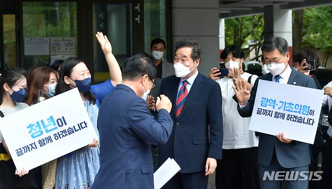 [서울=뉴시스] 국회사진기자단 = 이낙연 더불어민주당 대선경선 후보가 5일 서울시 중구 서울시의회 의원회관 로비에서 열린 '청년-여성-장애인 1만명 지지선언' 행사에 참석하고 있다. 2021.10.05. photo@newsis.com