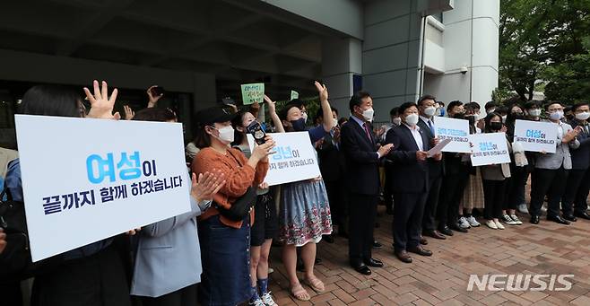 [서울=뉴시스] 국회사진기자단 = 이낙연 더불어민주당 대선경선 후보가 5일 서울시 중구 서울시의회 의원회관 로비에서 열린 '청년-여성-장애인 1만명 지지선언' 행사에 참석하고 있다. 2021.10.05. photo@newsis.com