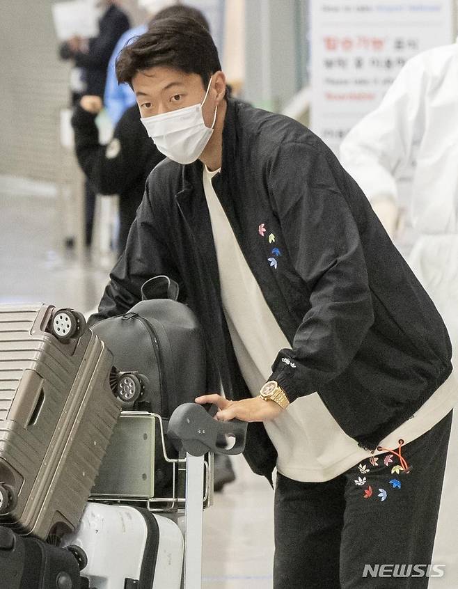 [인천공항=뉴시스] 이영환 기자 = 대한민국 축구 국가대표 황의조가 5일 오후 인천국제공항 제2여객터미널을 통해 귀국하고 있다. 대한민국은 오는 7일 오후 8시 안산 와스타디움에서 시리아와 최종예선 3차전 홈 경기, 12일 오후 10시30분 이란 테헤란의 아자디스타디움에서 이란과 최종예선 4차전 원정 경기를 치른다. (공동취재사진) 2021.10.05. photo@newsis.com