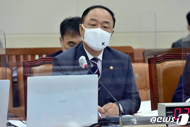 홍남기 경제부총리 겸 기획재정부 장관이 6일 서울 여의도 국회에서 열린 기획재정위원회의 기획재정부(조세정책)에 대한 국정감사에서 의원들의 질의에 답변하고 있다. 2021.10.6/뉴스1 © News1 구윤성 기자