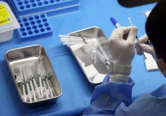 서울 중랑문화체육관에 마련된 접종센터에서 의료진이 백신을 준비하고 있다./사진=연합뉴스