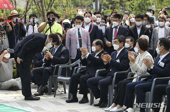 윤석열 전 검찰총장이 지난 6월 9일 우당 이회영 선생 관련 기념 행사에 참석했을 당시 '항문침 전문가' 이병환씨가 윤 전 총장이 귀빈들에 인사하는 모습을 지켜보고 있다. /뉴시스