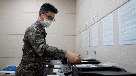 4일 북한이 한미연합훈련에 반발하며 일방적으로 단절했던 남북통신연락선이 복원됐다. 사진은 군 관계자가 남북 군 통신선으로 팩스 송수신을 하는 모습. 국방부 제공=연합뉴스.