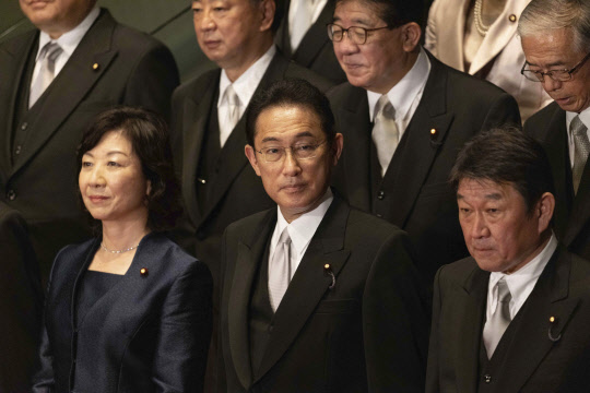 기시다 후미오(가운데) 일본 신임 총리가 4일 도쿄 총리관저에서 각료들과 함께 기념사진을 찍고 있다.



     도쿄 AP=연합뉴스