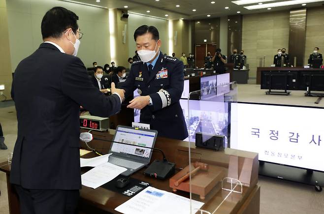 원인철 합참 의장이 민홍철 국방위원장에게 선서문을 전달하고 있다.