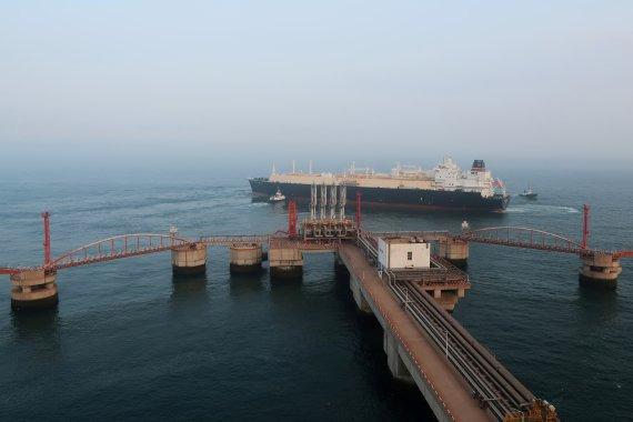 중국 랴오닝성 다롄 항구에 정박해 있는 중국 액화천연가스(LNG) 운반선.로이터뉴스1